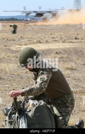 Un parachutiste britannique affecté à la 16 brigade d'assaut aérien regroupe jusqu'son T-11 après l'atterrissage en parachute sur la Hollande sur la Zone de Fort Bragg, N.C., 17 mars 2015. Le saut certifié les parachutistes britanniques à mener une opération pour l'entrée par la force opérationnelle interarmées de l'exercice d'accès dirigé par 2e BCT en avril. Le CJOAX représente un jalon important dans le cadre du programme d'interopérabilité de la Division qui vise à créer une intégration transparente d'une brigade britannique dans la Division et construire les compatibilités opérationnel pour les multinationales de la réaction aux crises d'options. (82Nd Airborne Division (photo b Banque D'Images