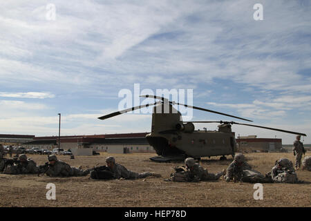 Les soldats de la compagnie B, 2e bataillon, 23e régiment d'infanterie, 1re brigade Stryker, 4e division d'infanterie conduisent une formation de charge froide et chaude à partir d'un CH-47 Chinook, pratiquant les techniques d'entrée et de sortie d'hélicoptère pour les futures opérations d'assaut aérien. Banque D'Images