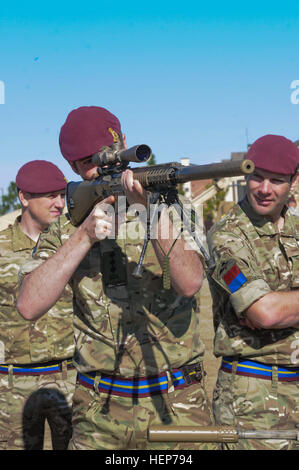 Un parachutiste britannique affecté à la 16 brigade d'assaut aérien est mains sur l'expérience d'un M110 fusil de sniper lors de la 2e Brigade Combat Team, 82nd Airborne Division journée de démonstration à Fort Bragg, Caroline du Nord, le 18 mars 2015. L'événement a favorisé la compréhension de la brigade aéroportée américaine unique de l'équipement et les capacités au moyen d'une combinaison de l'exposition statique et briefings. En avril, les deux unités effectuera la plus grande US-UK Combined-Joint l'accès opérationnel Exercice tenu le Fort Bragg au cours des 20 dernières années. (82Nd Airborne Division (photo par le Sgt. Eliverto C. Larios/libérés) Brit Banque D'Images