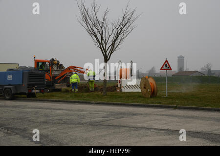 Entrepreneurs de la compagnie de téléphone belge Proximus Installer un conduit en fibre optique dans la base aérienne de Chièvres, 18 mars 2015. Le conduit contient 96 micro tubes ; une fibre optique à plus tard peut être soufflé dans chaque tube à l'aide de comprimer l'air. Cela fournira une capacité de communication à Proximus point de présence en vue de la réinstallation des organisations en ce moment à Daumerie Caserne à Chièvres air base. (U.S. Photo de l'armée par Visual Spécialiste de l'information Henri Cambier/libérés) de l'installation du canal à fibres optiques Chievres Air Base 150318-A-HZ738-010 Banque D'Images