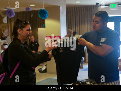 Réserve de l'armée américaine le s.. Ashley Anderson, de Fort Riley, polo, reçoit sa part d'un bénévole alors que dans le traitement de l'Armée 2015 Essais cliniques à la caserne de Transition guerrier, Fort Bliss, Texas, le 20 mars 2015. Environ 100 blessés, malades ou blessés, soldats et anciens combattants sont à Fort Bliss de s'entraîner et de concourir dans une série de manifestations de sport concurrentiel dont le tir à l'arc, randonnée à vélo, tir, le volleyball assis, natation, athlétisme, et de basket-ball en fauteuil roulant. Concours des essais de l'armée, le 29 mars au 2 avril, est menée par l'Armée de Transition guerrier et hébergé par commande Fort Bliss. Procès de l'armée Banque D'Images