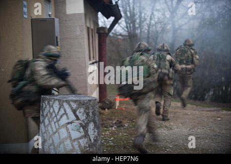 La cadets de l'Académie Royale Militaire de Sandhurst rush à un objectif au cours de l'évaluation finale et la validation de la formation au Centre de préparation interarmées multinationale à Hohenfels, Allemagne, le 20 mars 2015. Le but de l'exercice de certification est de former et d'évaluer des cadets à la prise de décisions, la planification, l'expertise métier sur le terrain, et des opérations dans un environnement tactique afin de préparer les élèves-officiers pour la mise en service dans l'armée britannique. (U.S. Photo de l'armée par le Sgt. 1re classe Caleb Barrieau) l'Académie Royale Militaire de train à JMRC 150320-A-BM953-816 Banque D'Images