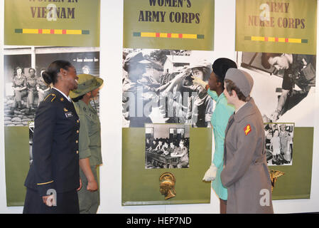 Des soldats de la 23e brigade de quartier-maître visitent le Musée des femmes de l'Armée et l'exposition sur la guerre du Vietnam pour discuter des changements historiques pour les femmes dans l'Armée et commémorer leurs contributions pendant l'observance de l'histoire des femmes. Banque D'Images