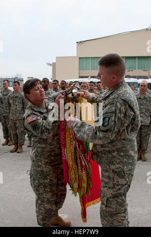 Le colonel Kimberly Daub, commandant de la 101e Brigade de soutien (à gauche), et le sergent commande. Le Major Ian Griffin, le conseiller principal a fait appel pour la cent unième Sust. Bde., uncase les couleurs de la brigade au cours d'une cérémonie de bienvenue, le 22 mars 2015, à Fort Campbell, Kentucky. Environ 200 membres de la brigade de rentrer d'un déploiement au Libéria dans le cadre de l'opération United Assistance, où ils ont fourni une aide humanitaire pour aider les personnes touchées par l'épidémie d'Ebola. (U.S. Photo de l'armée par le Sgt. Leejay Lockhart, 101e Brigade de soutien Public Affairs) Lifeliners retour à Fort Campbell 150322-A-LS2 Banque D'Images