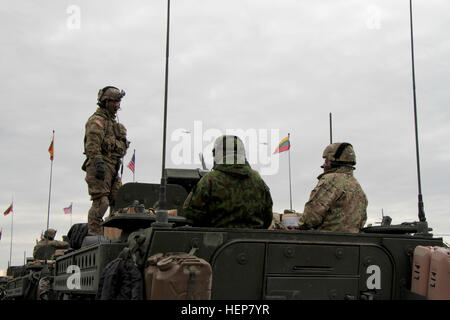 Un soldat de l'armée américaine parle avec l'Europe - Commandant, le Lieutenant-général Ben Hodges, commandant des forces terrestres et de la Lituanie, le Major-général 21.12.2009 sur Leika un véhicule blindé Stryker du 2e régiment de cavalerie avant qu'ils franchissent la frontière polonaise lituanienne - dans le cadre de l'opération Dragoon Ride ; une route de 1 800 km à partir d'emplacements en mars l'Estonie, la Lettonie, la Lituanie et la Pologne à la caserne de Rose, Vilseck. L'opération Dragoon Tour est le 2e régiment de cavalerie pour l'exercice de synthèse de leur rotation à l'opération Atlantic résoudre, où les soldats l'épreuve leurs compétences et l'équipement sur le long ride home, et saluer les collectivités de N Banque D'Images