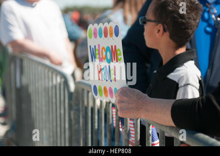 Les membres de la famille et amis se rassemblent pour les soldats revenant de retour accueil Bienvenue le 23 mars 2015 à Fort Campbell, Kentucky. Les soldats avaient déployés au Libéria à l'appui de l'Agence américaine pour le développement international dans le cadre de l'opération United de l'aide. (U.S. Photo de l'armée par le Sgt. Leejay Lockhart, 101e Brigade de soutien Public Affairs) Lifeliners retour à Fort Campbell 150323-A-LS265-190 Banque D'Images