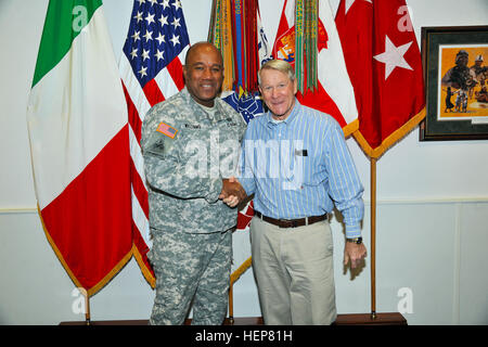 De gauche, le général de Darryl A. Williams , Afrique de l'armée américaine, commandant général et le lieutenant général à la retraite John M. Le Moyne posent pour une photo de groupe dans le bureau du commandant à USARAF Caserma Ederle à Vicenza, Italie, le 23 mars 2015. (Photo de l'armée américaine Spécialiste de l'information visuelle Davide Dalla Massara) Le lieutenant général à la retraite John M. Le Moyne à Caserma Ederle visites à Vicenza, Italie 150323-A-N858-003 Banque D'Images