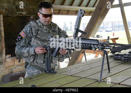 Le sergent de l'armée américaine. Joe Primeau affectés à des Forces alliées Nord bataillon, assemble une mitrailleuse M249 au cours de l'exercice d'entraînement de brigade (STX) à l'Alliance d'entraînement (ATA), dans la base aérienne de Chièvres, Belgique, le 24 mars 2015. (U.S. Photo de l'armée par Visual Spécialiste de l'information Pascal Demeuldre-Released) MILLIARDS D'AFNORTH exercice d'entraînement de brigade (STX) 150324-A-RX599-040 Banque D'Images