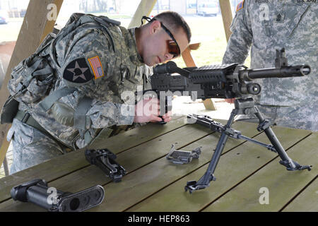 Le sergent de l'armée américaine. Joe Primeau affectés à des Forces alliées Nord bataillon, assemble une mitrailleuse M249 au cours de l'exercice d'entraînement de brigade (STX) à l'Alliance d'entraînement (ATA), dans la base aérienne de Chièvres, Belgique, le 24 mars 2015. (U.S. Photo de l'armée par Visual Spécialiste de l'information Pascal Demeuldre-Released) MILLIARDS D'AFNORTH exercice d'entraînement de brigade (STX) 150324-A-RX599-043 Banque D'Images