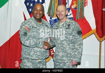 De gauche, le général de Darryl A. Williams, commandant général de l'Afrique de l'armée américaine, et le lieutenant général Edward C. Cardon, commandant général, United States Army Cyber Command, posent pour une photo de groupe dans le bureau du commandant de l'USARAF à Caserma Ederle à Vicenza, Italie, le 25 mars 2015. (Photo de l'armée américaine Spécialiste de l'information visuel Paolo Bovo/release) Le lieutenant général Edward C. Cardon Caserma Ederle à visites à Vicenza, Italie 150324-A-JM436-031 Banque D'Images