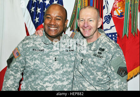 De gauche, le général de Darryl A. Williams, commandant général de l'Afrique de l'armée américaine, et le lieutenant général Edward C. Cardon, commandant général, United States Army Cyber Command, posent pour une photo de groupe dans le bureau du commandant de l'USARAF à Caserma Ederle à Vicenza, Italie, le 25 mars 2015. (Photo de l'armée américaine Spécialiste de l'information visuel Paolo Bovo/release) Le lieutenant général Edward C. Cardon Caserma Ederle à visites à Vicenza, Italie 150324-A-JM436-034 Banque D'Images