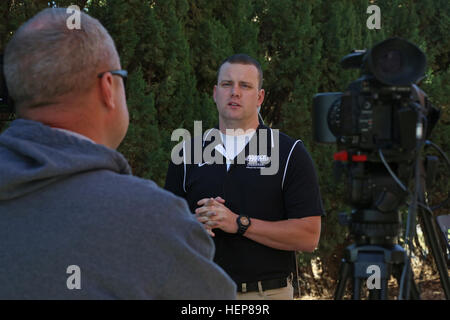 Vétéran de l'Armée de Hasting Scotty Clarksville, Tennessee, se prépare pour une interview télévisée en direct au cours de l'Armée 2015 Essais Cliniques, Fort Bliss, Texas, le 25 mars 2015. Environ 80 blessés, des soldats malades ou blessés et les anciens combattants sont à Fort Bliss de s'entraîner et de concourir dans une série de manifestations de sport concurrentiel dont le tir à l'arc, randonnée à vélo, tir, le volleyball assis, natation, athlétisme, et sur le terrain, et de basket-ball en fauteuil roulant. Les essais de l'armée, du 29 mars au 2 avril, est menée par l'Armée de Transition guerrier et hébergé par commande Fort Bliss. Les essais de l'armée permettent de déterminer qui obtiendra une place dans le ministère de Defe Banque D'Images