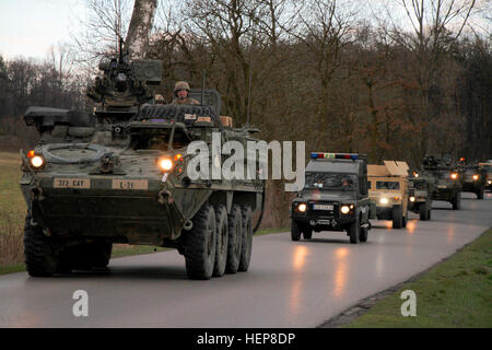 Explosés de 1re le lieutenant Lauren Lybbert de la 16e Brigade de soutien commande un convoi de véhicules blindés Stryker de la foudre, des troupes de cavalerie 3-2 de la Police militaire, les camions d'armes à feu du 18e Brigade de police militaire, et les navires-citernes de carburant à partir de la 16e Brigade de maintien en puissance de la vieille ville de Cracovie le 26 mars pour l'opération Dragoon Ride. L'opération est un exercice de synthèse de la 2e rotation de l'unité de cavalerie dans le cadre de l'opération Atlantic résoudre où le convoi de soldats 1 800 km à Vilseck, l'Allemagne et les pays alliés de l'OTAN Visite.(U.S. Photo de l'armée par le lieutenant Henry Chan 1er, 16e soutien Briga Banque D'Images