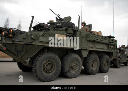 Explosés de 1re le lieutenant Lauren Lybbert de la 16e Brigade de soutien commande un convoi de véhicules blindés Stryker de la foudre, des troupes de cavalerie 3-2 de la Police militaire, les camions d'armes à feu du 18e Brigade de police militaire, et les navires-citernes de carburant à partir de la 16e Brigade de maintien en puissance de la vieille ville de Cracovie le 26 mars pour l'opération Dragoon Ride. L'opération est un exercice de synthèse de la 2e rotation de l'unité de cavalerie dans le cadre de l'opération Atlantic résoudre où le convoi de soldats 1 800 km à Vilseck, l'Allemagne et les pays alliés de l'OTAN Visite.(U.S. Photo de l'armée par le lieutenant Henry Chan 1er, 16e soutien Briga Banque D'Images