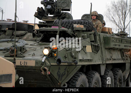 Explosés de 1re le lieutenant Lauren Lybbert de la 16e Brigade de soutien commande un convoi de véhicules blindés Stryker de la foudre, des troupes de cavalerie 3-2 de la Police militaire, les camions d'armes à feu du 18e Brigade de police militaire, et les navires-citernes de carburant à partir de la 16e Brigade de maintien en puissance de la vieille ville de Cracovie le 26 mars pour l'opération Dragoon Ride. L'opération est un exercice de synthèse de la 2e rotation de l'unité de cavalerie dans le cadre de l'opération Atlantic résoudre où le convoi de soldats 1 800 km à Vilseck, l'Allemagne et les pays alliés de l'OTAN Visite.(U.S. Photo de l'armée par le lieutenant Henry Chan 1er, 16e brig Soutien Banque D'Images