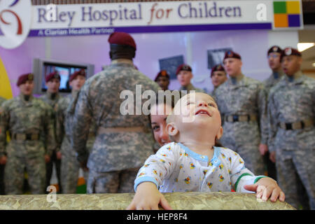 090821-A-5406P-010 onze mois Dylan rainures pour la musique pendant l'écoute d'une exécution par les parachutistes de la 82e Division aéroportée Chorus à l'Hôpital pour enfants Riley à Indianapolis, dans l'Indiana le 21 août. Les chœurs ont interprété des chansons et a visité les enfants malades à deux hôpitaux pour enfants en ville pour la 82nd Airborne Division Association Congrès tenu à Indianapolis du 19 au 22 août. (U.S. Photo de l'armée par le sergent. Mike Pryor, 2e, 82e BCT Abn. Div. Affaires publiques) Flickr - l'armée américaine - des chansons pour tous les âges Banque D'Images