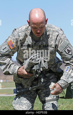 Le sergent Réserviste de l'armée. Dee J. McMurdo, 11e Bataillon, 104e Brigade, 91e Division Formation, Boise, Idaho, plie un service commun de technologie intégrée de la fonction légère après avoir terminé l'Réagir à l'attaque des dangers chimiques ou biologiques de l'événement la 84ème/11ème commandement formation/commande de l'aviation de l'Armée de commandement combiné Division Carrières Concours meilleur guerrier 30 Mars, 2015. (U.S. Photo de l'armée par le Sgt. 1re classe Clinton Wood, 84e commandement de l'instruction des affaires publiques) Meilleur guerrier combiné 150330-A-HX393-028 Banque D'Images