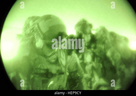 Une compagnie de commandos de l'Armée nationale afghane avec une équipe de travail Groupe de travail - Opération spéciale de soldats du sud pour effacer la ville de Chalgor, district de Panjwa'i, dans la province de Kandahar, Afghanistan des engins explosifs pour faire une route sûre pour les villageois et les forces de la coalition à voyager. (U.S. Photo de l'armée par la CPS. Jesse LaMorte / Special Operations Task Force - Sud) Commandos afghans, des Forces spéciales US Panjwa Claire  % % % % % % % %E2 % % % % % % % %80 % % % % % % % %99i 323689 Banque D'Images