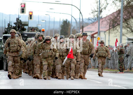 Soldats du 2e régiment de cavalerie en mars Caserne Rose, leur base, qu'ils complètent leurs 1 800 km 'Dragoon Ride' à partir de l'Estonie, la Lituanie et la Pologne le 1er avril 2015. La 16e brigade de soutien fournis tous les trois convois 'Dragoon Ride' avec l'appui logistique. Les soldats de la Brigade de chevalier plus tard gagné leurs éperons 'Silver' dans le 2e régiment de cavalerie pour leur participation. (U.S. Photo de l'armée par le lieutenant Henry Chan 1er, 16e Brigade de soutien des affaires publiques, 21e) Commande Soutien Théâtre complet Ride Dragoon 150401-A-WZ553-825 Banque D'Images