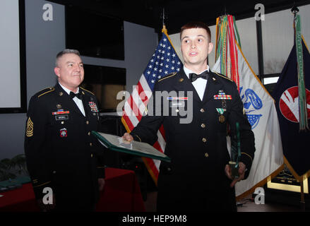 Le Caporal Réserviste de l'armée. Taran J. Snyder, siège, 6e Bataillon/52e Régiment d'aviation, Los Alamitos, Californie, donne un bref discours après avoir remporté le 11e meilleur de l'Aviation SOUS-OFFICIER guerrier de l'année au cours de la formation de la 84ème/11ème commandement Commandement de l'aviation de l'Armée de terre/Division Carrières commande combinée du concours meilleur guerrier cérémonie le Fort Knox, Kentucky, le 2 avril 2015. Le Sgt commande. Le major Steven M. Hatchell, sergent-major de commandement, commandement de l'Aviation 11, montres. (U.S. Photo de l'armée par le Sgt. 1re classe Clinton Wood, 84e commandement de l'instruction des affaires publiques) Meilleur guerrier combiné 150402-A-HX393-284 Banque D'Images