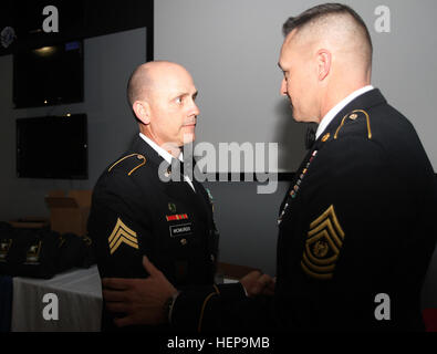 Commande Réserviste de l'armée le sergent. Le Major Tom Jennings, sergent-major de commandement, 84e commandement de l'instruction, félicite le Sgt. Le juge Dee, McMurdo de Hailey, Idaho, 11e Bataillon, 104e Brigade, 91e Division Formation, Boise, Idaho, McMurdo après a été nommé le meilleur guerrier du commandement de sous-officiers de l'année au cours de la 84e/11e commandement de l'instruction de commande de l'aviation de l'Armée de terre/Division Carrières meilleur guerrier commandement combiné la cérémonie de remise des prix de la concurrence sur le Fort Knox, Kentucky, le 2 avril 2015. (U.S. Photo de l'armée par le Sgt. 1re classe Clinton Wood, 84e commandement de l'instruction des affaires publiques) Meilleur guerrier combiné 150402-A-HX393-420 Banque D'Images