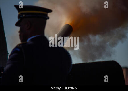 Un soldat affecté à l'élection présidentielle de la batterie Salut, 1er Bataillon, 3e Régiment d'infanterie américaine (la vieille garde) tire un 3 pouces anti-char monté sur un obusier 105 mm châssis. L'élection présidentielle ont tiré 85 obus de la batterie salut en préparation pour cette année, le prochain Twilight tatouage qui seront présentés sur Joint Base Myer-Henderson Hall, Va. jamais vu, toujours entendu 150402-A-S500-001 Banque D'Images