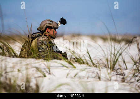 Lieutenant-général Walton H. Walker et Brig. Gen. John H. Church accueille le général J. Lawton Collins, chef d'état-major, USA, à son arrivée en Corée du Sud. La réunion représente une coordination militaire de haut niveau entre les États-Unis et la République de Corée, axée sur la planification stratégique, les opérations conjointes et le renforcement des alliances et de la coopération en matière de défense dans la région. Banque D'Images