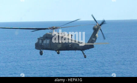 Un UH-60 Black Hawk à partir de la 3e Bataillon, 501e Régiment d'aviation, l'aviation de combat Brigade, 1st Armored Division, les mouches à l'appui d'hélicoptères Apache AH-64 depuis la cabine par le 3e Escadron, 6e régiment de cavalerie pendant la formation sur pilotis au Marine Corps Air Station Miramar à San Diego, Californie, le 7 avril 2015. La formation exige que les pilotes de la cabine pour naviguer sur l'eau libre, jour et nuit, en préparation pour le déploiement de la 3e Escadre à la région du golfe Persique au cours de l'été. (Photo : Capt Dan Burgess, Brigade d'aviation de combat, des affaires publiques de la 1st Armored Division) Apache s Banque D'Images