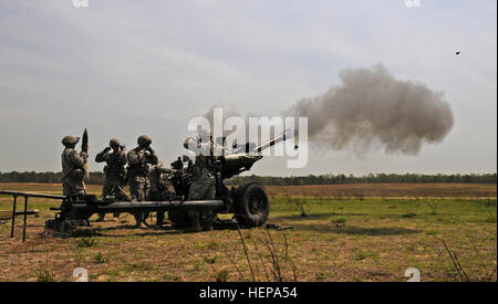 Les jambes rouge du 2e Bataillon, 319e Régiment d'artillerie aéroporté, 82nd Airborne Division Artillery a procédé à une baisse de l'équipement lourd et l'exercice de tir réel, 9 avril 2015, avec leurs homologues britanniques à partir de la 7e Royal Horse Artillery, 3e Régiment de parachutistes en préparation à l'exercice interarmées l'accès opérationnel 15-01, le plus grand exercice combiné de près de 20 ans ici sur Fort Bragg. (Capt. Joe Bush, 82nd Airborne DIVARTY/ publié.) Forte baisse 150409-A-BG594-001 Banque D'Images