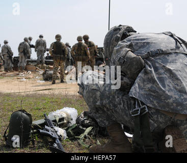 Un chef de section avec Bravo Batterie, 2e Bataillon, 319e Régiment d'artillerie aéroporté, 82nd Airborne Division Artillery preps les canons d'obtenir étendu et prêt à faire feu alors que les soldats derig le M119A3 après l'obusier et les parachutistes ont été largués à partir d'un C-130. Les artilleurs américains travaillent aux côtés de leurs homologues britanniques avec 7e Royal Horse Artillery, 3e Régiment de parachutistes en préparation de l'accès opérationnel interarmées Exercice 15-01, le plus grand exercice combiné à Fort Bragg en près de 20 ans. (Capt. Joe Bush, 82nd Airborne/DIVARTY) Parution forte baisse 150 Banque D'Images