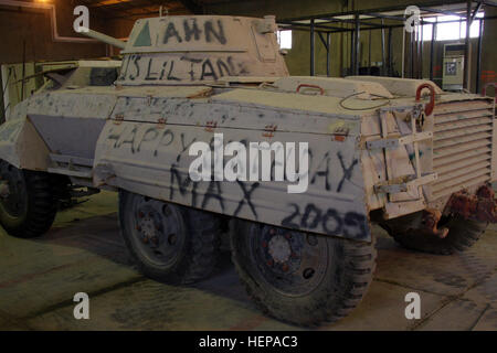 Le M8 Light Armored Car, connu comme le lévrier, produite par Ford Motor Company à compter de 1943 et utilisé par les troupes britanniques ainsi que le 14e Groupe de cavalerie en Europe et en Extrême-Orient durant la Seconde Guerre mondiale. Les soldats de l'équipe de réparation de combat, la Société B, 225e Bataillon de soutien de la Brigade, a trouvé le véhicule dans l'équipement sur Camp boneyard Taji, au nord-ouest de Bagdad, et la remise à neuf sont dans l'espoir d'expédier à Schofield Barracks, New York pour l'affichage comme une partie de la cavalerie de l'histoire. Strykehorse 107051 soldats trouver l'histoire Banque D'Images