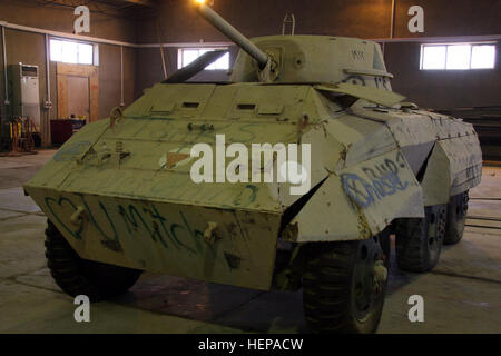 Le M8 Light Armored Car, connu comme le lévrier, produite par Ford Motor Company à compter de 1943 et utilisé par les troupes britanniques ainsi que le 14e Groupe de cavalerie en Europe et en Extrême-Orient durant la Seconde Guerre mondiale. Les soldats de l'équipe de réparation de combat, la Société B, 225e Bataillon de soutien de la Brigade, a trouvé le véhicule dans l'équipement sur Camp boneyard Taji, au nord-ouest de Bagdad, et la remise à neuf sont dans l'espoir d'expédier à Schofield Barracks, New York pour l'affichage comme une partie de la cavalerie de l'histoire. Strykehorse 107050 soldats trouver l'histoire Banque D'Images