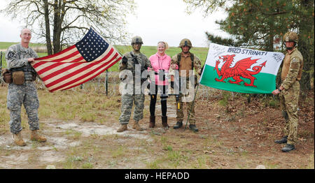 Maureen Boiardi, la tante d'un 3e Bataillon du Régiment de parachutistes Paratrooper, pose avec les parachutistes de la 2e Brigade Combat Team, 82e Division aéroportée et la 16 brigade d'assaut aérien tout en tenant un drapeau américain de la Seconde Guerre mondiale et un drapeau, sur Fort Bragg, le 14 avril 2015. Boiardi, originaire du sud du Pays de Galles, s'est rendu à Fort Bragg à regarder son neveu jump et le présenter avec le drapeau gallois. (Photo par le Sgt. Flor Gonzalez, 22e Détachement des affaires publiques mobiles) CJOAX 15-01 150414-A-FC375-713 Banque D'Images