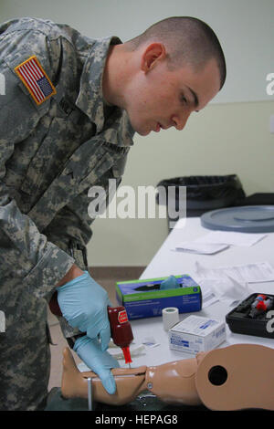 Pvt. Alex Gwilt, un spécialiste des soins de santé avec le Siège de l'Administration centrale, 62e brigade médicale, les pratiques d'urgence donner de liquides pour un nourrisson mannequin médical au cours de l'Technician-Advanced d'urgence médicale à l'Joint Base Lewis-McChord simulation médicale Centre de formation, le 15 avril 2015. L'OGD-A donne bien sûr les soldats de mieux comprendre pourquoi ils font ce qu'ils font et comment il affecte les patients. Ils peuvent également tester pour le registre national et gagner des points de promotion. Formation médicale avancée définit en dehors de leurs pairs soldats 150415-A-RT214-016 Banque D'Images