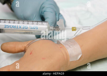 Les spécialistes des soins de santé à partir de la pratique d'un IV et en poussant médicaments qu'ils vous aideront à déterminer la simulation d'un patient pendant le cours d'urgence médicale à l'Technician-Advanced Joint Base Lewis-McChord simulation médicale Centre de formation, le 15 avril 2015. L'OGD-A donne bien sûr les soldats de mieux comprendre pourquoi ils font ce qu'ils font et comment il affecte les patients. Ils peuvent également tester pour le registre national et gagner des points de promotion. Formation médicale avancée définit en dehors de leurs pairs soldats 150415-A-RT214-862 Banque D'Images
