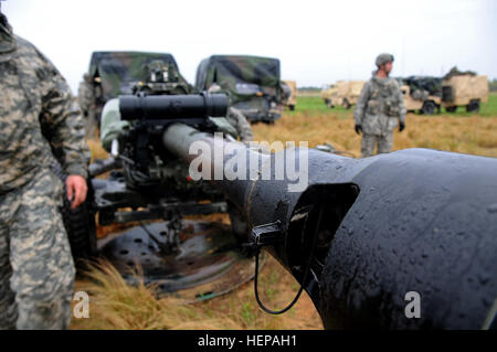 Avec des parachutistes du 2e Bataillon, 319e Régiment d'artillerie aéroporté, 82nd Airborne Division Artillery configurer leur M119A3 obusier léger remorqué sous la pluie après avoir effectuer un mouvement de survie au cours de l'exercice interarmées l'accès opérationnel ici sur Fort Bragg, N.C. (Capt. Joe Bush, 82nd Airborne DIVARTY.) CJOAX Parution/ forêt 150417-A-BG594-011 Banque D'Images