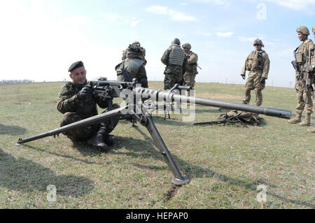 Un soldat roumain affecté à l'Armée de terre roumaine essaie l'un M2 de calibre 50 fusil appartenant aux soldats affectés au 2e Escadron, 2e régiment de cavalerie, lors d'une exposition statique fournie par l'escadron après les deux unités, ainsi que des soldats britanniques affectés à la Coldstream Guards, a participé à la cérémonie d'ouverture pour vent printemps 2015 à Galati, Roumanie Zone de formation, le 16 avril 2015. Le vent Printemps 2015 exercice vise à maintenir et accroître l'interopérabilité entre les alliés de l'OTAN. (U.S. Photo de l'armée par le Sgt. William A. Tanner/Vent) Parution Printemps 2015 Cérémonie d'ouverture 1 Banque D'Images