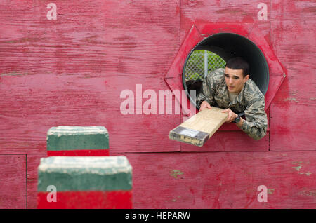 Andrew Spicer, un des cadets de l'Armée de l'air de l'Université du Texas, Austin, tente de créer un pont de fortune avec une planche en bois au cours de la réaction de Leadership de Fort Hood, le 17 avril 2015. Le CDP est conçu pour présenter aux participants des situations difficiles et des ressources limitées, les obligeant à penser en dehors de la boîte pour trouver des solutions. (Photo US Army par le sergent. Michael Folkerth CTBDS) Leadership des cadets mis à l'épreuve 150417-A-XD309-006 Banque D'Images