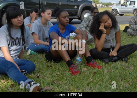 Service des membres affectés à des opérations spéciales du Sud commande démontrer les techniques de descente en rappel pour les officiers subalternes de réserve' Training Corps de cadets South Dade High School le 22 avril 2015, à Homestead Air Reserve Base, en Floride, lors d'un événement de deux jours plus de 140 cadets ont participé à des opérations spéciales du commandement militaire du programme d'assistance, d'un programme de mentorat mis en place pour renforcer les liens avec les résidents du comté de Miami-Dade. (U.S. Photo de l'armée par le capitaine Brigida I. Sanchez/libérés) cadets JROTC trouvent la force en communauté 150424-A-AZ289-019 Banque D'Images