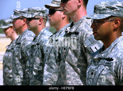 Soldats de la 2e Brigade d'aider et de conseiller, 1re Division d'infanterie, United States Division - Center, stand en formation après avoir obtenu le badge Combat Infantryman au camp Liberty, l'Iraq, le 27 mars. L'insigne de reconnaissance fournit les soldats d'infanterie qui s'engager personnellement dans la lutte contre les forces ennemies ou sont engagés par une force ennemie. Les forces rebelles ont utilisé une grenade à main de l'arme pour attaquer un convoi dans lequel les soldats se trouvaient au début de mars. (U.S. Photo de l'armée par l'Adjudant-chef 2 James Smotherman, 2e Aab, 1er Inf. Div., USD-C)  %  %  %  %  %  %  % %E2 % % % % % % % %80 % % % % % % % %98Dagger % % % % % % % %E2  %  %  %  %  %  % Banque D'Images