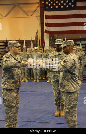 Le capitaine Christopher Gehri et 1er Sgt. Kendrick A. Black, rouler leur guidon à une cérémonie marquant la dernière étape de préparation au déploiement pour le 164e mp l'entreprise au cours d'une cérémonie le 14 mars au centre de remise en forme physique Buckner sur Joint Base Elmendorf-Richardson, en Alaska. 164e MP Entreprise Etudes de cas pour l'Afghanistan 377907 guidon Banque D'Images