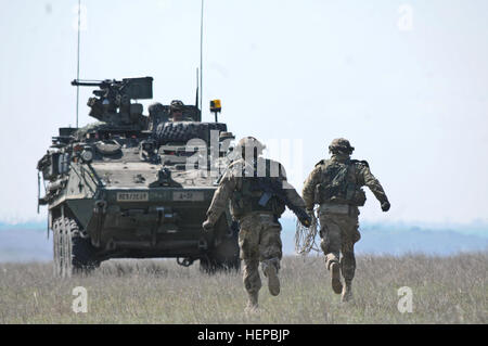 Deux Troopers affectés à l'escadron du régiment, 2e régiment de cavalerie, exécutez de nouveau à leur véhicule après avoir violé le périmètre de l'ennemi, tout en participant à un exercice d'entraînement de brigade multinationale combinée avec les Forces terrestres roumaines à Galati, Roumanie Zone de formation, Avril 23, 2015. Au cours de l'exercice, les deux unités ont effectué des manœuvres de véhicules différents tout en attaquant des objectifs multiples à l'unisson au cours de l'opération Atlantic Resolve-South. (U.S. Photo de l'armée par le Sgt. William A. Tanner/libérés) 2-2 et STX Roumaine Lanes, le 23 avril 2015 (17264281545) Banque D'Images