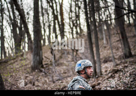 Un soldat du bataillon de soutien de la 494e brigade navigue sur le terrain vallonné de Fort McCoy, Wisconsin, en avril 27, pendant le cours de navigation terrestre de la Competition du meilleur guerrier du Combined Theater Engineer Commands de 2015. Banque D'Images