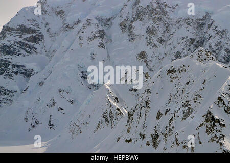 Montagnes de la chaîne de l'Alaska un nain CH-47F Chinook à partir de la Compagnie D, 1er Bataillon, 52e Régiment d'aviation qu'il transporte de l'équipement et des fournitures de Talkeetna au camp de base du Glacier Kahiltna sur le mont McKinley, le 27 avril 2015. Les soldats et les Chinooks du D/1-52d 'Bears' court a fait un travail de la prestation de plusieurs milliers de livres d'équipement pour les camps de base à 7 000 et 14 000 pieds pour la saison d'escalade 2015 économiser temps et argent pour le National Park Service et obtenir une expérience inestimable à des altitudes d'exploitation et de terrain non disponible pour des missions de formation à l'extérieur Alask Banque D'Images