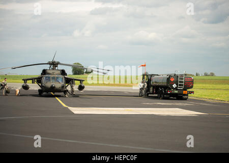 Les aviateurs américains avec le 424e Escadron de la base aérienne, le plein du 214e Régiment d'aviation UH-60A Black Hawk qui a amené les équipages qui mettra à l'essai les deux hélicoptères UH60A + anciennement affecté à la Supreme Headquarters Allied Powers Europe Vol en hélicoptère au détachement, pour sa nouvelle base à Wiesbaden, Allemagne. Cliché pris sur la base aérienne de Chièvres, dans la région de Chièvres, Belgique, le 29 avril 2015. (U.S. Photo de l'armée par Visual Spécialiste de l'information, Pierre-Etienne Courtejoie parution/Black Hawks) FORME 3 et de forme 4 laissez Chi % % % % % % % %C3 % % % % % % % %A8vres Air Base 150429-A-BD610-088 Banque D'Images