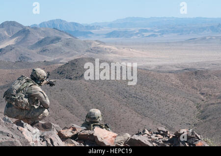 Une paire de soldats avec le 215e Bataillon de soutien de la Brigade d'identifier leurs secteurs de feu près d'un relais sur le site de transmission d'une montagne Le 29 avril dernier à Fort Irwin, en Californie des soldats à des sites distants doivent rationner leur nourriture et l'eau qu'ils reçoivent des fournitures de l'UH-60 Black Hawk. Pour plus de photos haute résolution, visitez la page Flickr du 3ème ABCT à http://tinyurl.com/kwpmd9l. (U.S. Photo de l'armée par le Sgt. Brandon Banzhaf, 3e ABCT PAO, 1re Division de cavalerie) Greywolf troopers train dans "La boîte" 150429-A-FJ427-462 Banque D'Images