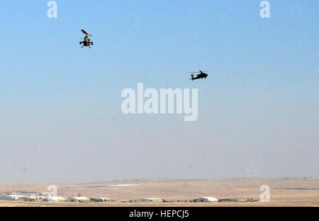 Un AH-1 Cobra à partir de la 12e Escadron, Jordanian Air Force et un AH-64 Apache de la Compagnie B, 4-501attaque st Bataillon de Reconnaissance, volent en formation au cours d'un exercice de tir réel au Prince Hashim Royal au cours de la Brigade désireux Lion, le 7 mai 2015. L'exercice a permis aux pilotes de la Jordanian Air Force et l'armée américaine 185e Brigade d'aviation de théâtre, actuellement affectés à l'armée américaine, centrale d'échanger différentes tactiques, techniques et procédures pour fournir l'aviation d'attaque au sol à l'appui des commandants. (Photo de Garde Nationale d'armée par le capitaine Allen Baxter) Renforcer l'interopérabilité 150507-A-PD2 Banque D'Images