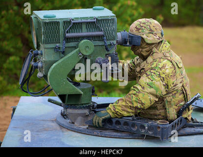 Le Sgt. James s'étirer, à partir de la 2e Bataillon, 7e Régiment d'infanterie, 1st Armored Brigade Combat Team, 3ème Division d'infanterie à Fort Stewart, Ga., utilise un système de surveillance avancé du scoutisme pour observer l'activité downrange dans le cadre d'un M1A2 Abrams Battle Tank table de tir et l'engagement des médias avec les agences de presse en Adazi, la Lettonie, le 7 mai. S'étirer, de concert avec d'autres soldats du 3ème Division d'infanterie et le 1er Escadron, 91e Régiment de cavalerie, 173e Brigade aéroportée de Grafenwöhr, l'Allemagne, sont en train de mener des opérations dans toute l'Europe dans le cadre de l'opération Atlantic Resol Banque D'Images