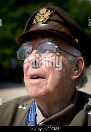 Le Capt Bernie ancien Dupuis qui s'est joint à l'Armée de l'air à 18 en 1944 assiste à l'avion historique sweep sur le National Mall à Washington, D.C. Au cours de l'Arsenal de la démocratie Flyover pour commémorer le 70e anniversaire de la victoire dans le théâtre européen de la Seconde Guerre mondiale, le 8 mai 2015. Plus de 50 aéronefs de toutes les périodes de la Seconde Guerre mondiale, coordonnée par l'Air Force, a volé à environ 1 000 pieds au-dessus de la capitale du pays, y compris un B-17 Flying Fortress et un P-51 Mustang. L'autopont coïncide avec une célébration commémorative à l'ANCIENS COMBATTANTS DE LA SECONDE GUERRE MONDIALE Mémorial sur le National Mall Banque D'Images