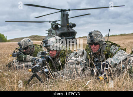 Les fantassins, du 2e Bataillon, 69e régiment de blindés, 3e Brigade, 3e Division d'infanterie, du scoutisme d'éventuelles forces opposées après la sortie d'un CH-47 Chinook canadien lors d'une agression de l'air de l'entraînement à l'exercice Maple Resolve 2015 au Camp Dundurn, Canada, 14 mai. (U.S. Photo de l'armée par le sergent. Dalton Smith) l'exercice Maple Resolve 2015 150514-A-BG398-005 Banque D'Images